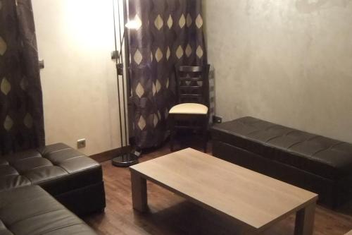 un salon avec deux canapés et une table basse dans l'établissement APPARTEMENT PORTE CHAMPERRET, à Levallois-Perret