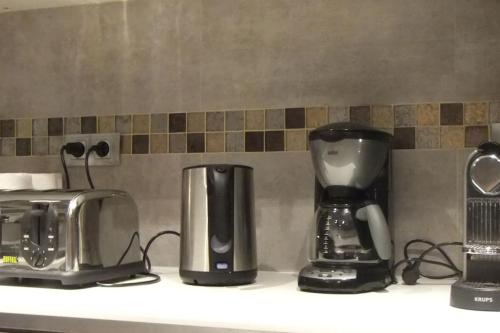 a kitchen counter with two coffee machines and a toaster at APPARTEMENT PORTE CHAMPERRET in Levallois-Perret