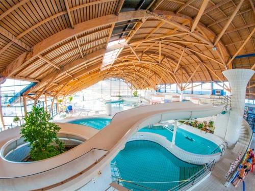 un grand bâtiment avec deux piscines et un grand plafond dans l'établissement Appartement T3 Spacieux avec vue sur l'étang de Thau au 1er étage d'une villa - entrée indépendante, à Sète