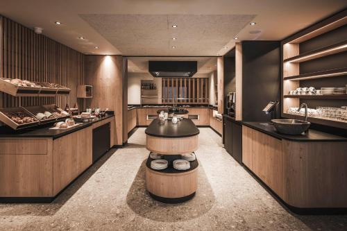 Sporthotel Bachmann في غارغيلين: a large kitchen with aasteryasteryasteryasteryasteryasteryasteryasteryasteryasteryasteryasteryastry