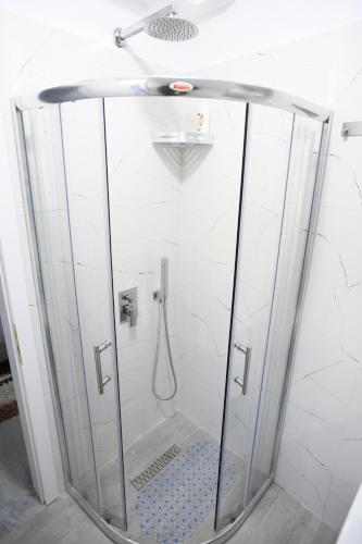 Bilik mandi di Klajger Apartments