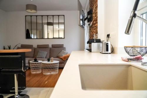 uma cozinha e sala de estar com um balcão branco em * Hammam * Superbe Appartement * Neudorf em Estrasburgo