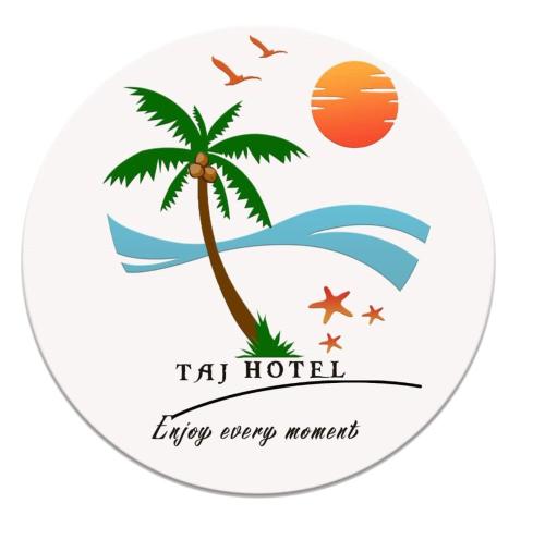 un palmier sur la plage et l'hôtel d'inscription heureux chaque fois dans l'établissement Taj hotel partnership, à Nungwi