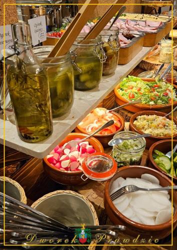 un buffet con molti tipi di cibo diversi in vasetti di Dworek Prawdzic Niechorze a Niechorze
