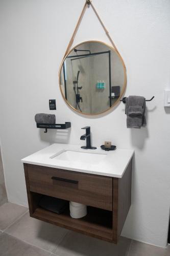 The Looking Glass Hotelにあるバスルーム