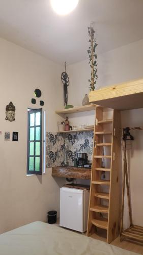 - une chambre avec une mezzanine et des escaliers dans l'établissement Suite Clorofila House Guest House, à Ubatuba
