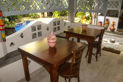 einen Tisch und Stühle mit einer Vase darüber in der Unterkunft Villa Olde Ceylon in Kandy