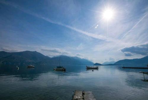 a view of a lake with boats in the water at Mansarda in centro Menaggio con spiaggia privata e possibilità garage in Menaggio