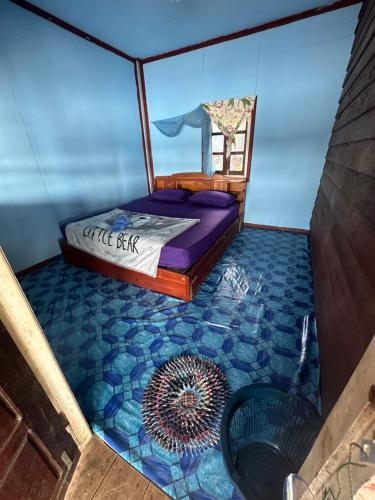 a bedroom with a bed on a boat at Happy bangalow riverside in Muang Không