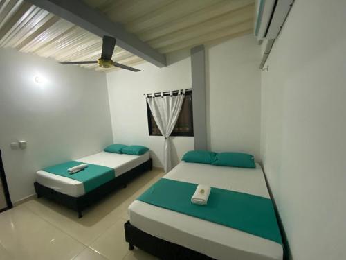 1 dormitorio con 2 camas y techo en APARTAMENTO vista VERDE DORADAL, en Doradal