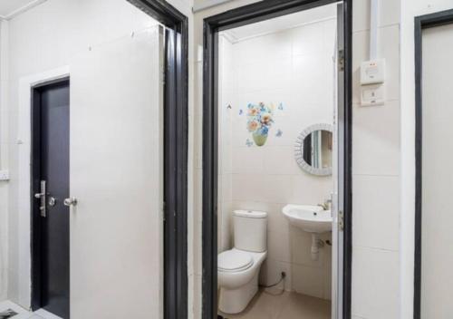 a bathroom with a toilet and a sink at Shah Alam Golden Homestay 4 Rooms, 3 Bathrooms Seksyen 7 near uitm icity in Shah Alam