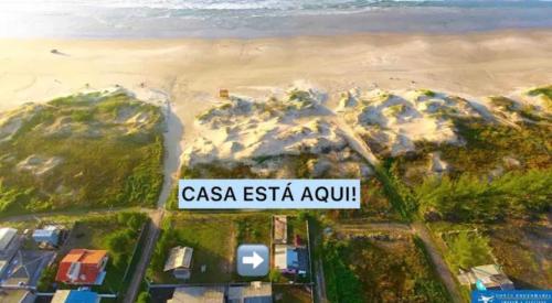 una vista aérea de una playa con un cartel en Casa da Valda 1, en Arroio do Silva