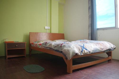 uma pequena cama num quarto com uma janela em Yakthung Homestay em Darjeeling