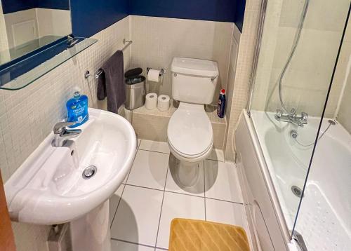 a small bathroom with a toilet and a sink at Modern Free Private Parking Central Reading 2 bedroom in Reading