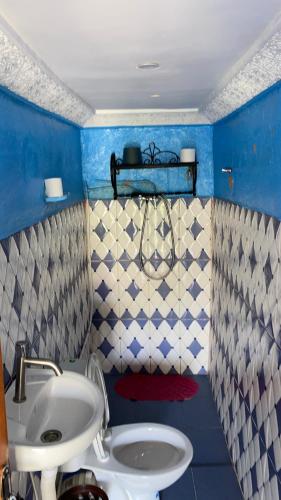 a bathroom with a sink and a toilet at Auberge Palacio Sidi Hamza in Tazrouft