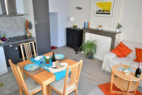 une cuisine et un salon avec une table et des chaises dans l'établissement At'Home, au centre du vieux Montelimar, cosy, wifi, à Montélimar