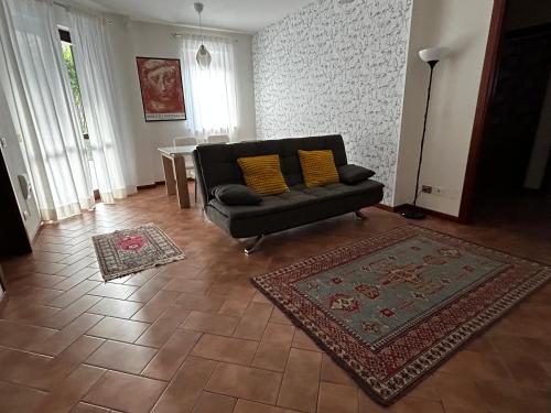 a living room with a couch and a table at Appartamento in centro a Spoleto in Spoleto