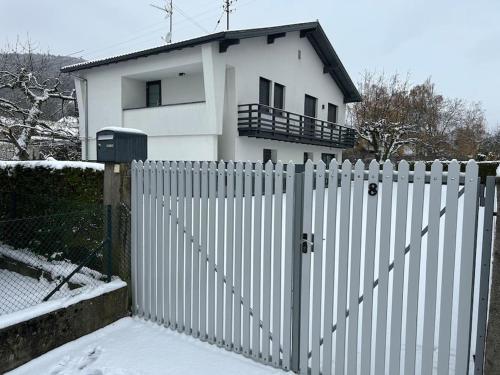 une clôture blanche devant une maison blanche dans l'établissement Maison calme proche Guebwiller, à Soultz-Haut-Rhin