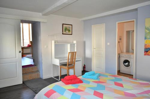 - une chambre avec un lit coloré et un bureau dans l'établissement At'Home, au centre du vieux Montelimar, cosy, wifi, à Montélimar