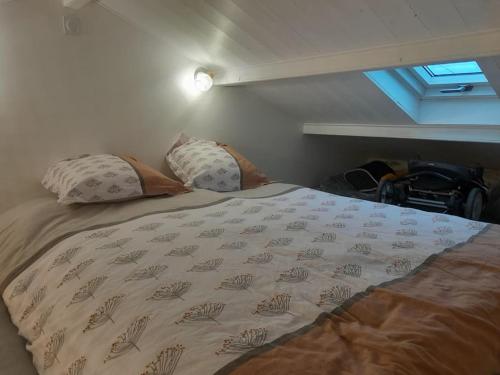 Cama o camas de una habitación en Plage et commerces à pieds ! Gîte Eugène