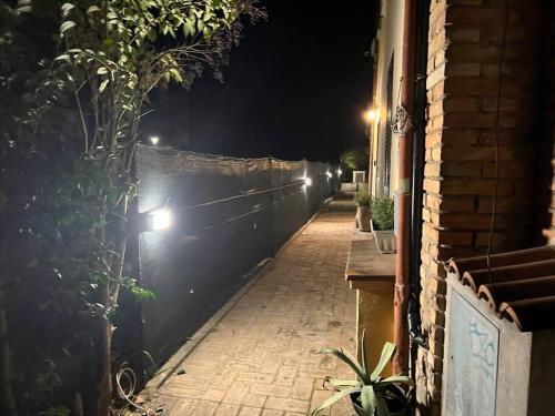 Una cerca de ladrillo con luces encendidas por la noche en Casa vacanze Manzoni 287 PT en Perugia
