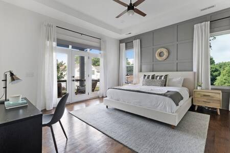 Una cama o camas en una habitación de The Maple House - Huge Backyard & Mins to Broadway