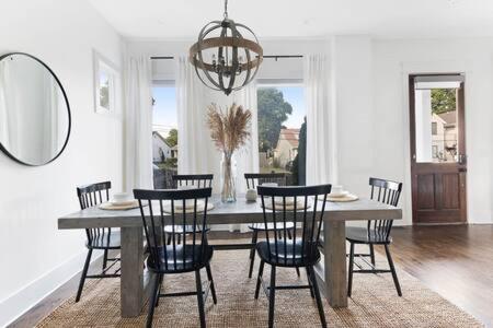 Foto de la galería de The Maple House - Huge Backyard & Mins to Broadway en Nashville
