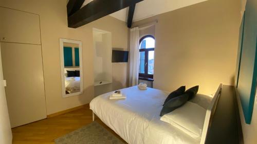 a bedroom with a bed and a window at Piazza Erbe Lodge in Verona