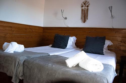 two beds in a hotel room with two pillows at CASA DA HORTA in Aljezur