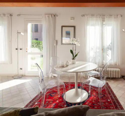 a living room with a white table and chairs at La Casina apartament in Ferrara