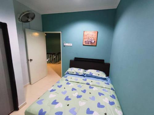 - une chambre dotée d'un lit avec un mur bleu dans l'établissement Farrelhome langkawi affordable & comfortable house, à Kuah