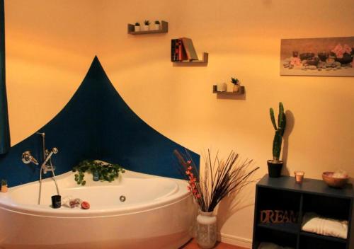 uma casa de banho com uma banheira e uma tenda na parede em Bracco Rooms & Suites em Matera