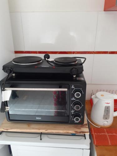 a black toaster oven sitting on top of a counter at Ayres Apart in Chivilcoy