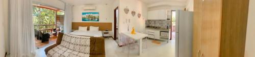 a room with a kitchen and a living room at Vários Apartamentos no villas maceio in Maceió