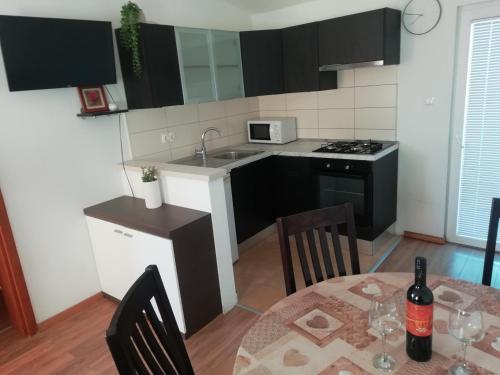 Kuchyň nebo kuchyňský kout v ubytování Apartman Ines