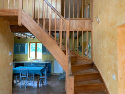 - un escalier dans une maison avec une table et une cuisine dans l'établissement La petite Ballière, à Champfleur