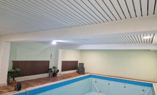una piscina en una habitación con techo en Landhotel Neding en Hauenstein