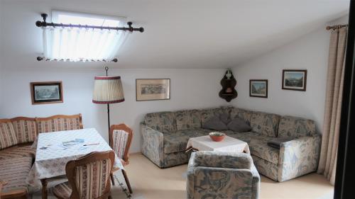 uma sala de estar com um sofá e uma mesa em Ferienwohnung Zahnder em Ruhpolding