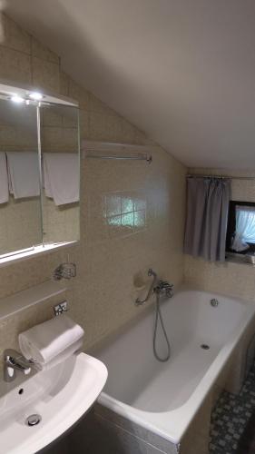 uma casa de banho com uma banheira branca e um lavatório. em Ferienwohnung Zahnder em Ruhpolding