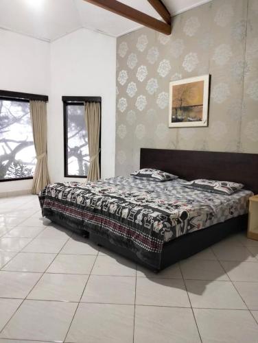 1 dormitorio con 1 cama en una habitación en Villa sagitarius, en Bogor