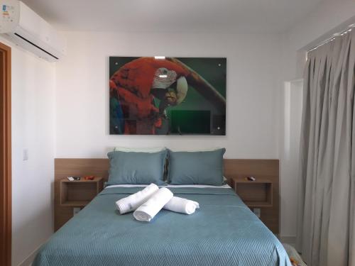 1 dormitorio con 1 cama con 2 toallas en Mana Beach Experience - Porto de Galinhas - Muro Alto Alto, en Ipojuca