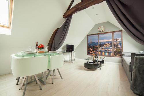 sala de estar con mesa y ventana grande en Le Premier - Charmant T2 à 600m du centre ville en Sens