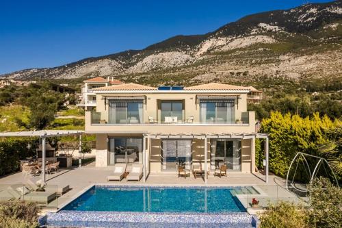 uma casa com piscina em frente a uma montanha em My Villa Kefalonia Lourdas Beach em Kefalonia