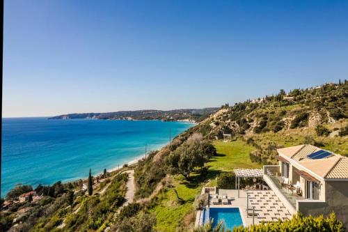 uma vista aérea de uma casa com vista para o oceano em My Villa Kefalonia Lourdas Beach em Kefalonia