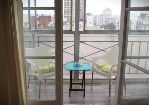 Zimmer mit einem Tisch und Stühlen auf einem Balkon in der Unterkunft Hermosos atardeceres … in Mar del Plata