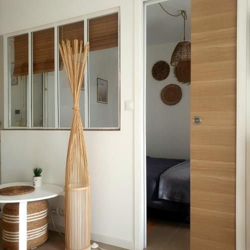 Cette chambre dispose d'une table et d'un vase sur le mur. dans l'établissement 