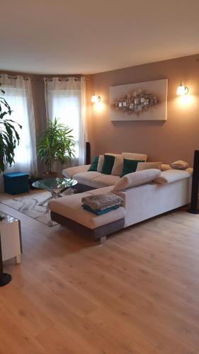 un salon avec deux canapés et une table dans l'établissement Adossée à la colline, à Willer-sur-Thur