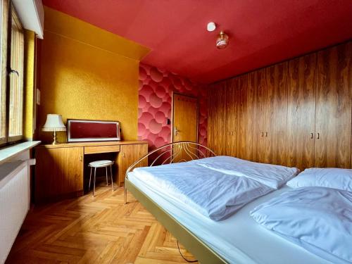 a bedroom with a bed with a red ceiling at Hessestub in Wächtersbach