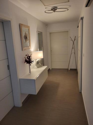 a hallway with a vase with a plant in it at Aufatmen in Ahlbeck in Ahlbeck