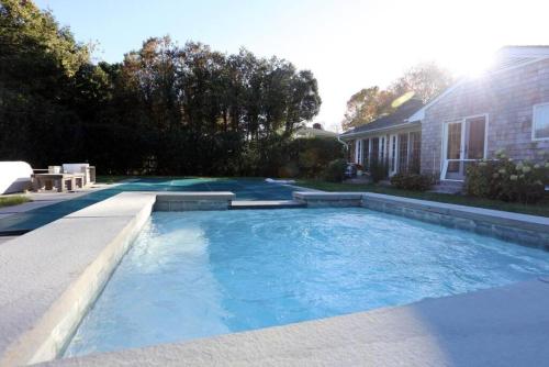 uma piscina no quintal de uma casa em Modern 3BR 2BA Home w Patio Outdoor Salt Pool em East Hampton